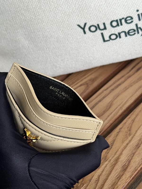 イヴサンローラン財布着用イメージ